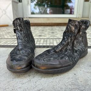 Eric Michael Black and Silver Textured Ankle Boots Size 39 (8)